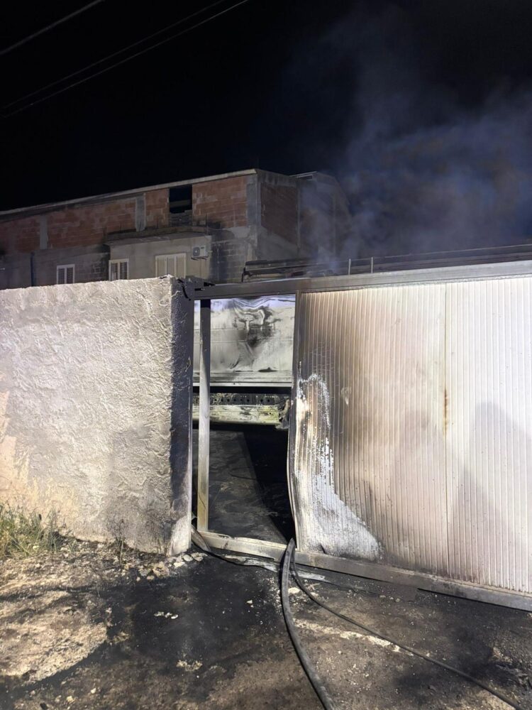 Acate sotto attacco, nella notte incendiato un autocompattatore