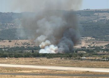 Grosso incendio in prossimità della pista aeroportuale di Comiso