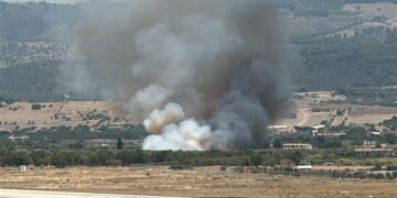 Grosso incendio in prossimità della pista aeroportuale di Comiso