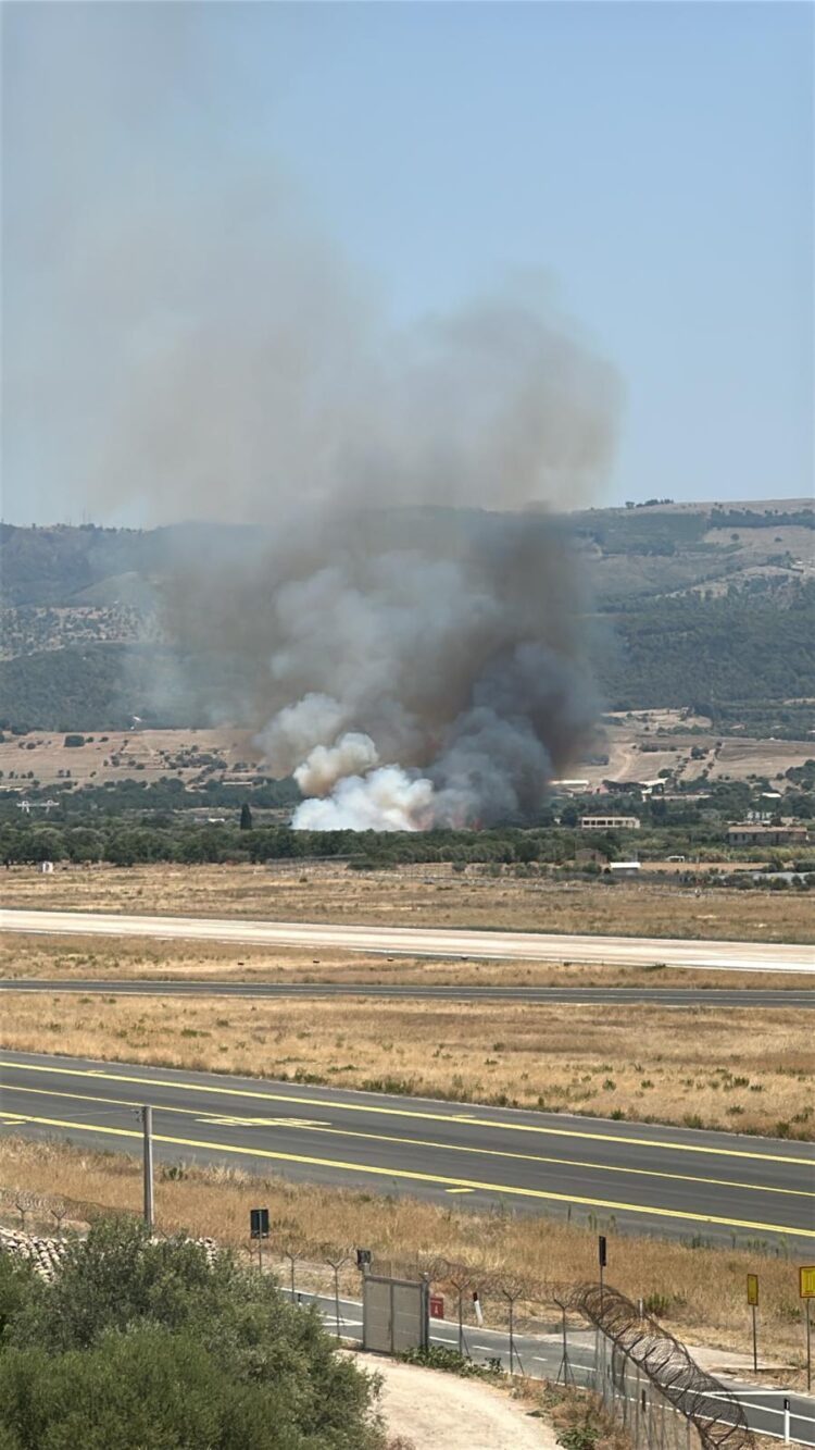 Grosso incendio in prossimità della pista aeroportuale di Comiso