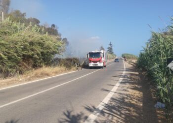 Scoglitti, incendio di vaste proporzioni minaccia villaggi turistici