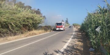 Scoglitti, incendio di vaste proporzioni minaccia villaggi turistici