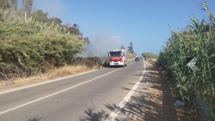 Scoglitti, incendio di vaste proporzioni minaccia villaggi turistici