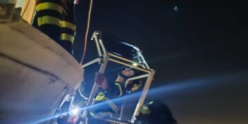 Punta Secca, uno dei pannelli del faro rischia di cadere: i vigili del fuoco lo mettono in sicurezza