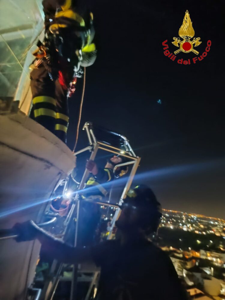 Punta Secca, uno dei pannelli del faro rischia di cadere: i vigili del fuoco lo mettono in sicurezza