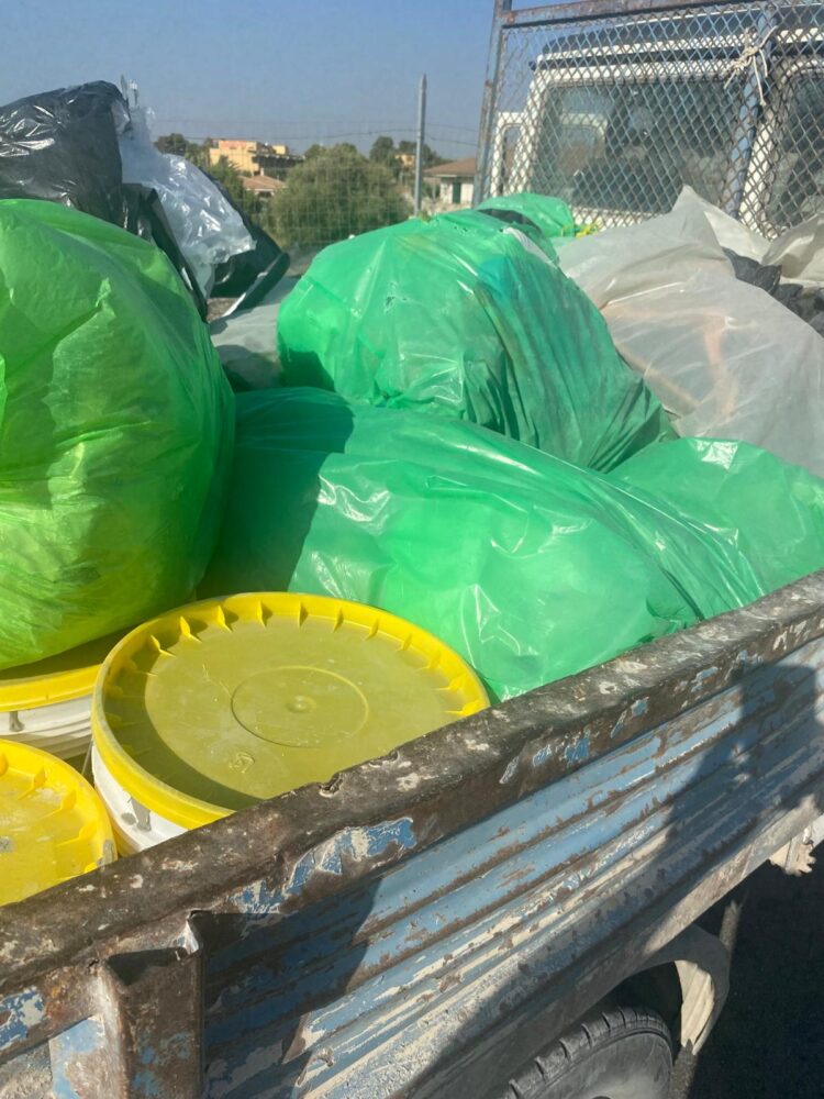 Modica, bloccato a Maganuco mentre sta scaricando rifiuti provenienti dall’edilizia: denunciato un 22enne