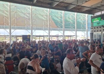 Caos all’aeroporto di Catania, voli sospesi prima per il vento e poi per un incendio