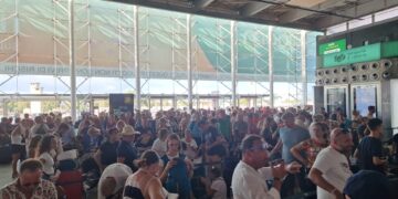 Caos all’aeroporto di Catania, voli sospesi prima per il vento e poi per un incendio