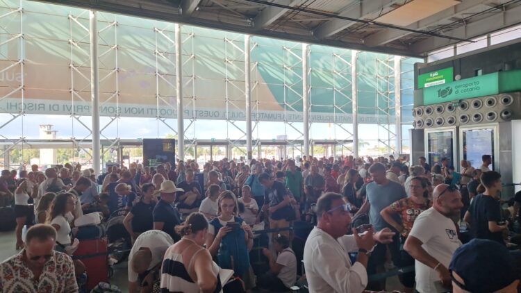 Caos all’aeroporto di Catania, voli sospesi prima per il vento e poi per un incendio
