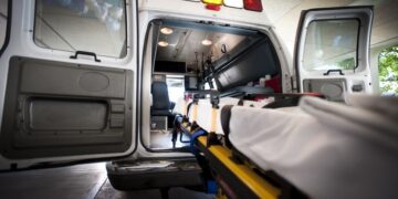 Pozzallo, a passeggio con la nipotina sul bagnasciuga: si accascia e muore