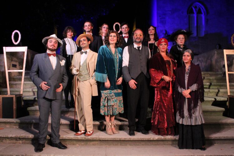 Ragusa, la compagnia Godot accende di teatro la scalinata del castello di Donnafugata