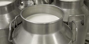 Pezzi di vetro in una bottiglia di latte, accade a Vittoria. L’azienda: “Stiamo verificando”