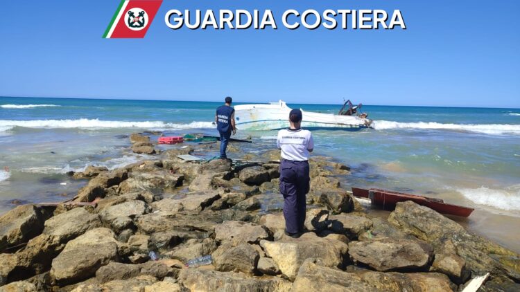 Peschereccio incagliato a Cava D’Aliga, divieto di balneazione a Bruca