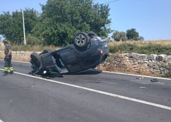 Modica-Scicli, auto si ribalta: tre feriti