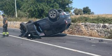 Modica-Scicli, auto si ribalta: tre feriti