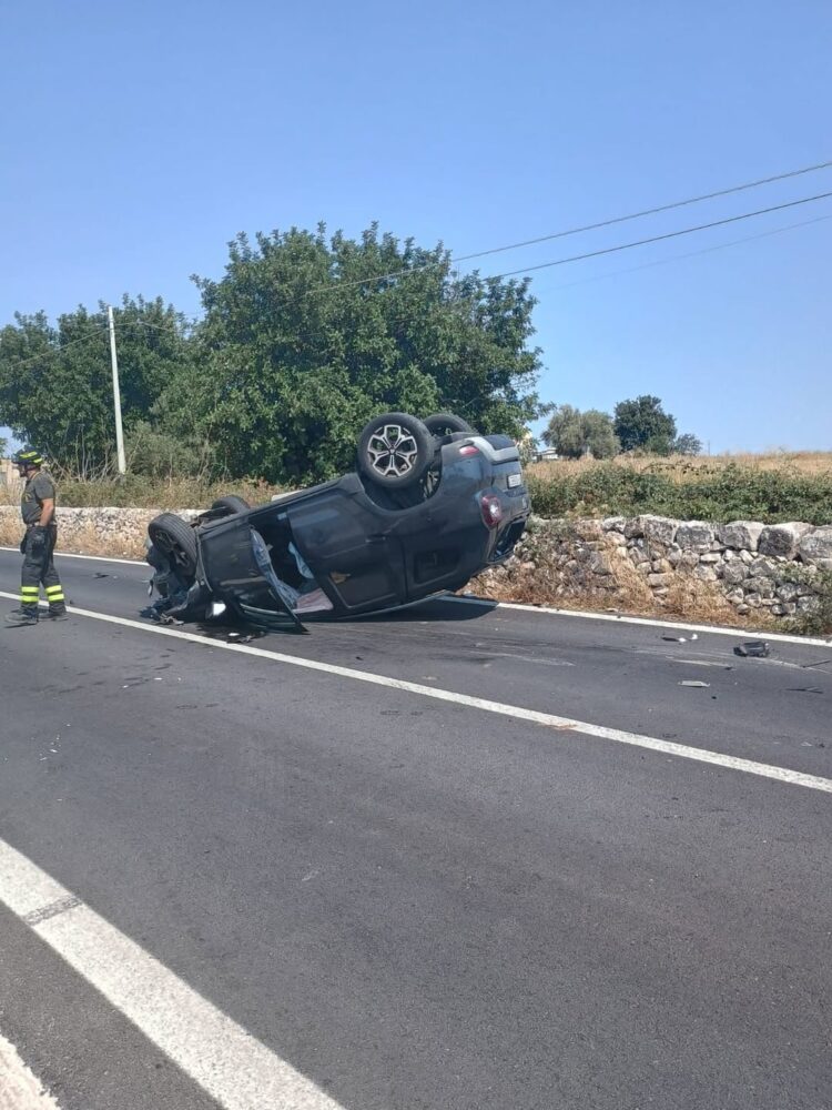Modica-Scicli, auto si ribalta: tre feriti
