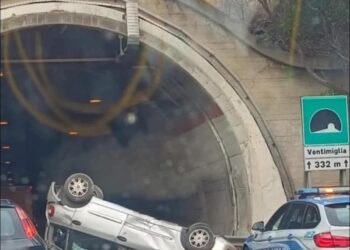 Auto si ribalta in galleria, traffico bloccato alla vigilia di Ferragosto