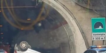 Auto si ribalta in galleria, traffico bloccato alla vigilia di Ferragosto