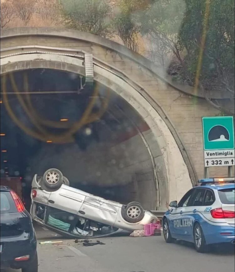 Auto si ribalta in galleria, traffico bloccato alla vigilia di Ferragosto
