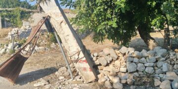 Modica, autoarticolato crea danni all’ingresso di una proprietà privata e fugge via senza rimborsare