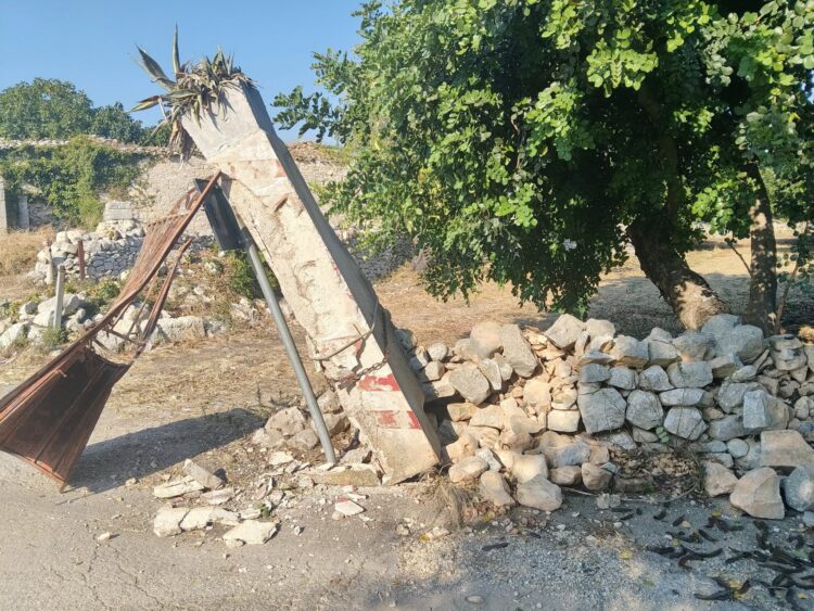 Modica, autoarticolato crea danni all’ingresso di una proprietà privata e fugge via senza rimborsare