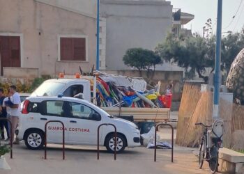 Donnalucata, sequestrati ombrelloni e sedie lasciati incustoditi in spiaggia