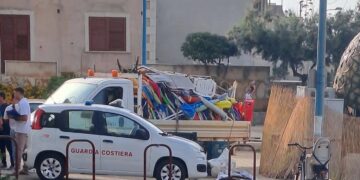Donnalucata, sequestrati ombrelloni e sedie lasciati incustoditi in spiaggia