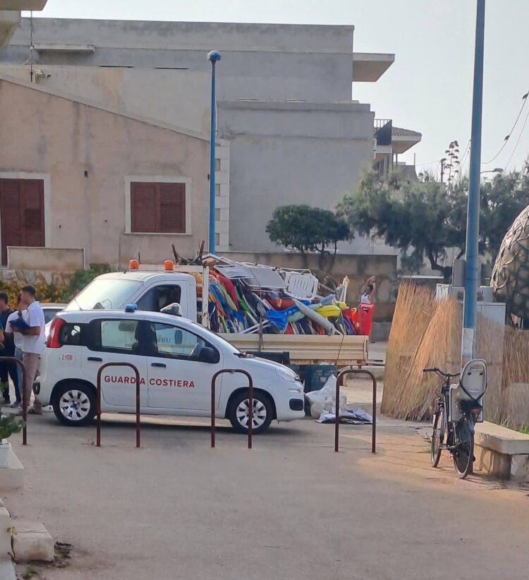 Donnalucata, sequestrati ombrelloni e sedie lasciati incustoditi in spiaggia