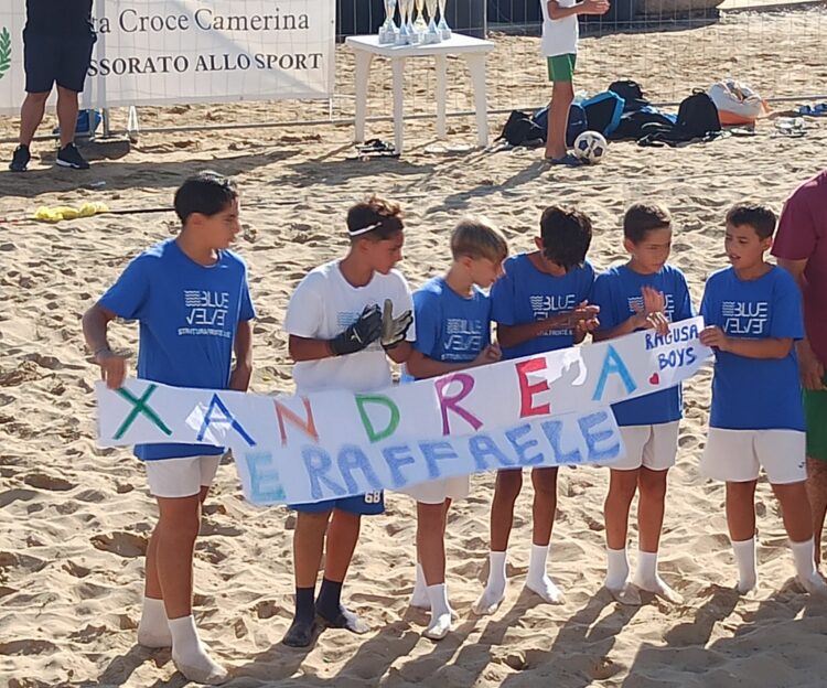 Punta Secca, i calciatori del Ragusa Boys onorano la memoria di Andrea e Raffaele