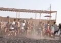 Maxirissa in spiaggia, finisce a colpi di ombrellone