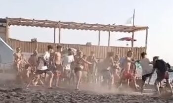 Maxirissa in spiaggia, finisce a colpi di ombrellone