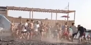 Maxirissa in spiaggia, finisce a colpi di ombrellone