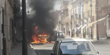 Acate, torna di nuovo l’allarme. Furgone in fiamme