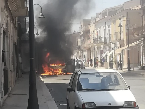Acate, torna di nuovo l’allarme. Furgone in fiamme