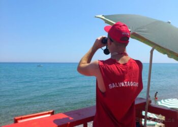 Bagnino perde la testa, calci e pugni a tutti