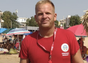 Marina di Modica, bagnino salva la vita a un bambino