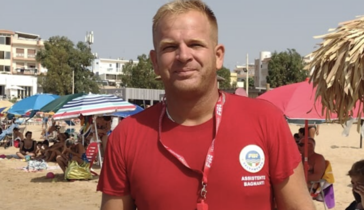 Marina di Modica, bagnino salva la vita a un bambino