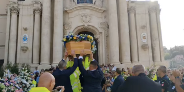 Modica, lacrime e commozione ai funerali di Roberta Occhipinti