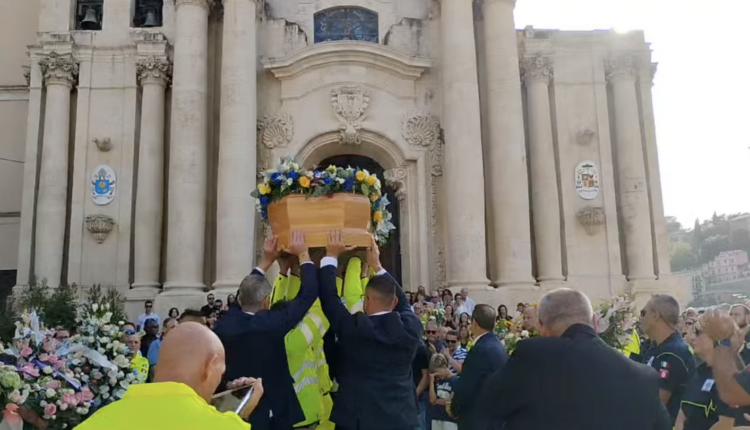 Modica, lacrime e commozione ai funerali di Roberta Occhipinti