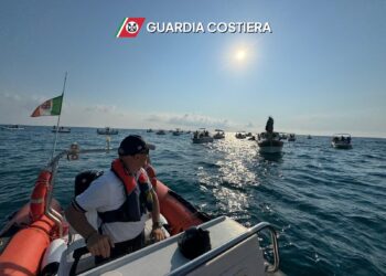 Pozzallo, la guardia costiera salva una donna e due ragazzi a bordo di un kayak