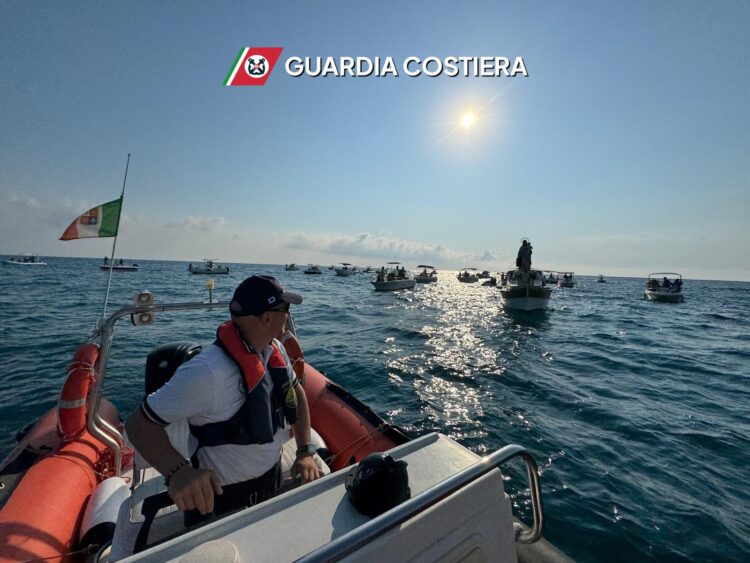 Pozzallo, la guardia costiera salva una donna e due ragazzi a bordo di un kayak