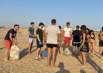 Marina di Modica, spiaggia ripulita dai volontari dopo la notte di San Lorenzo