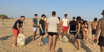 Marina di Modica, spiaggia ripulita dai volontari dopo la notte di San Lorenzo