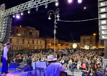 Il concerto di Capossela a Ragusa una vera e propria festa della musica