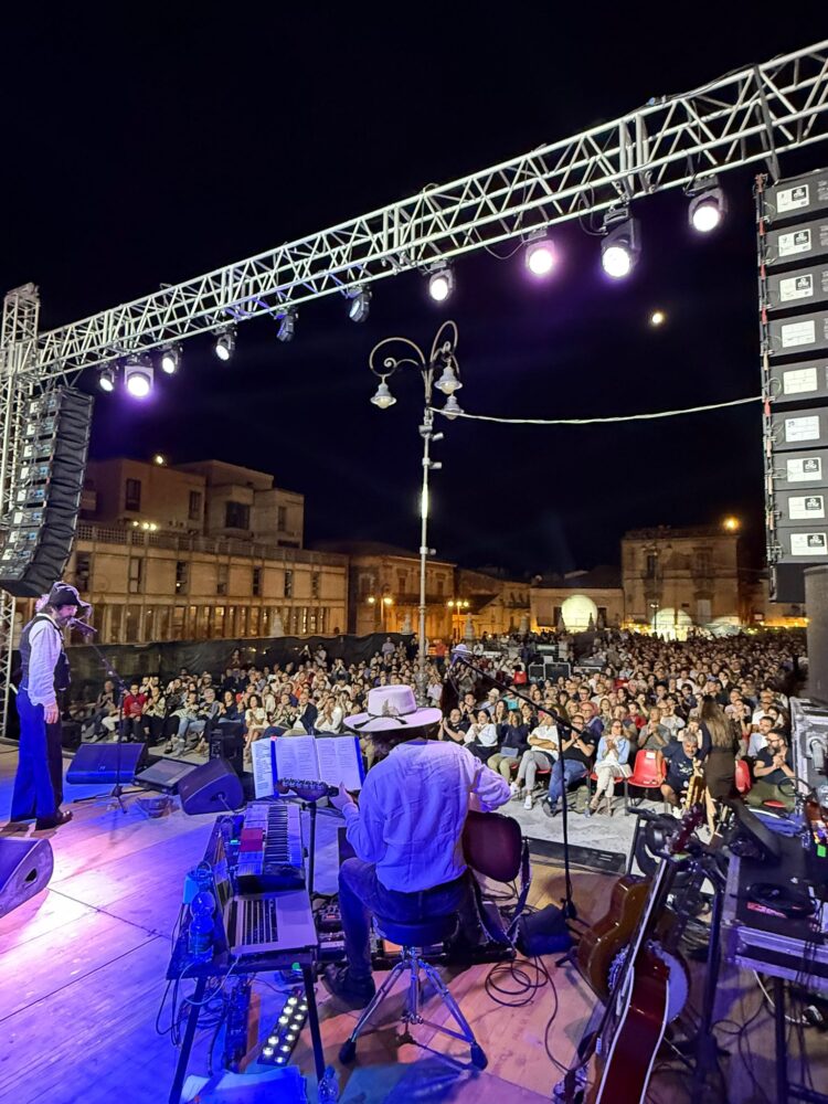 Il concerto di Capossela a Ragusa una vera e propria festa della musica