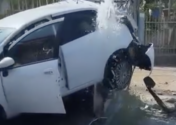 Vittoria, auto si schianta contro un muretto. Rotta una tubazione idrica