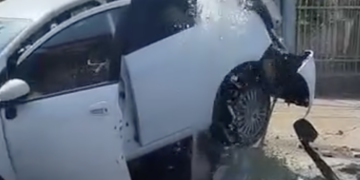Vittoria, auto si schianta contro un muretto. Rotta una tubazione idrica