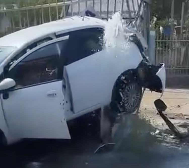 Vittoria, auto si schianta contro un muretto. Rotta una tubazione idrica