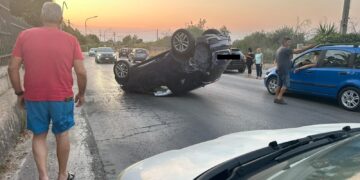 Vittoria, auto si ribalta. Feriti lievi