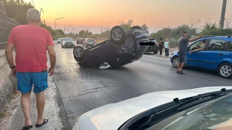 Vittoria, auto si ribalta. Feriti lievi